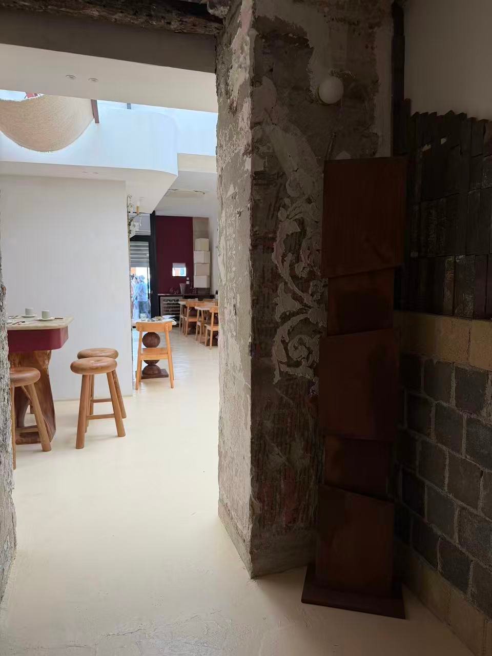 Couloir avec panneaux en acier corten vers la salle principale