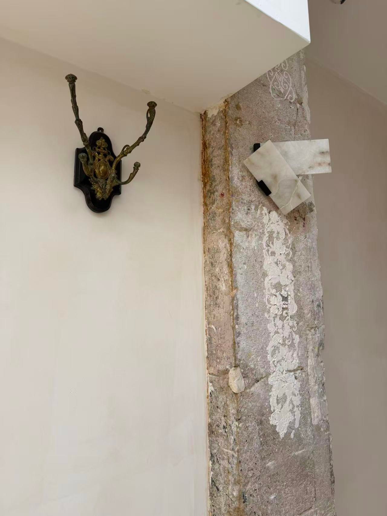 Candélabre antique et applique en albâtre