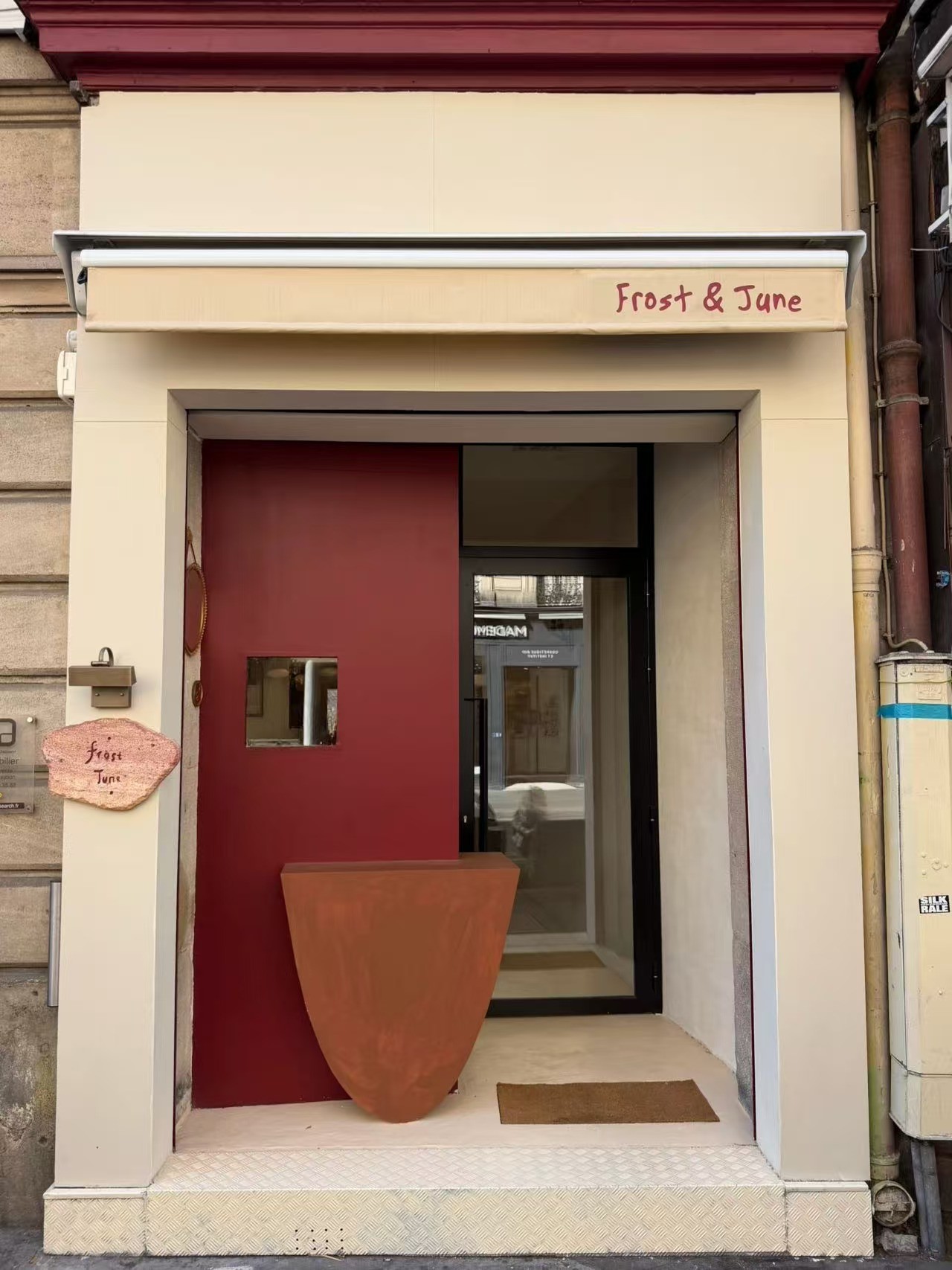 Devanture du restaurant frost & June, 15 rue des Archives