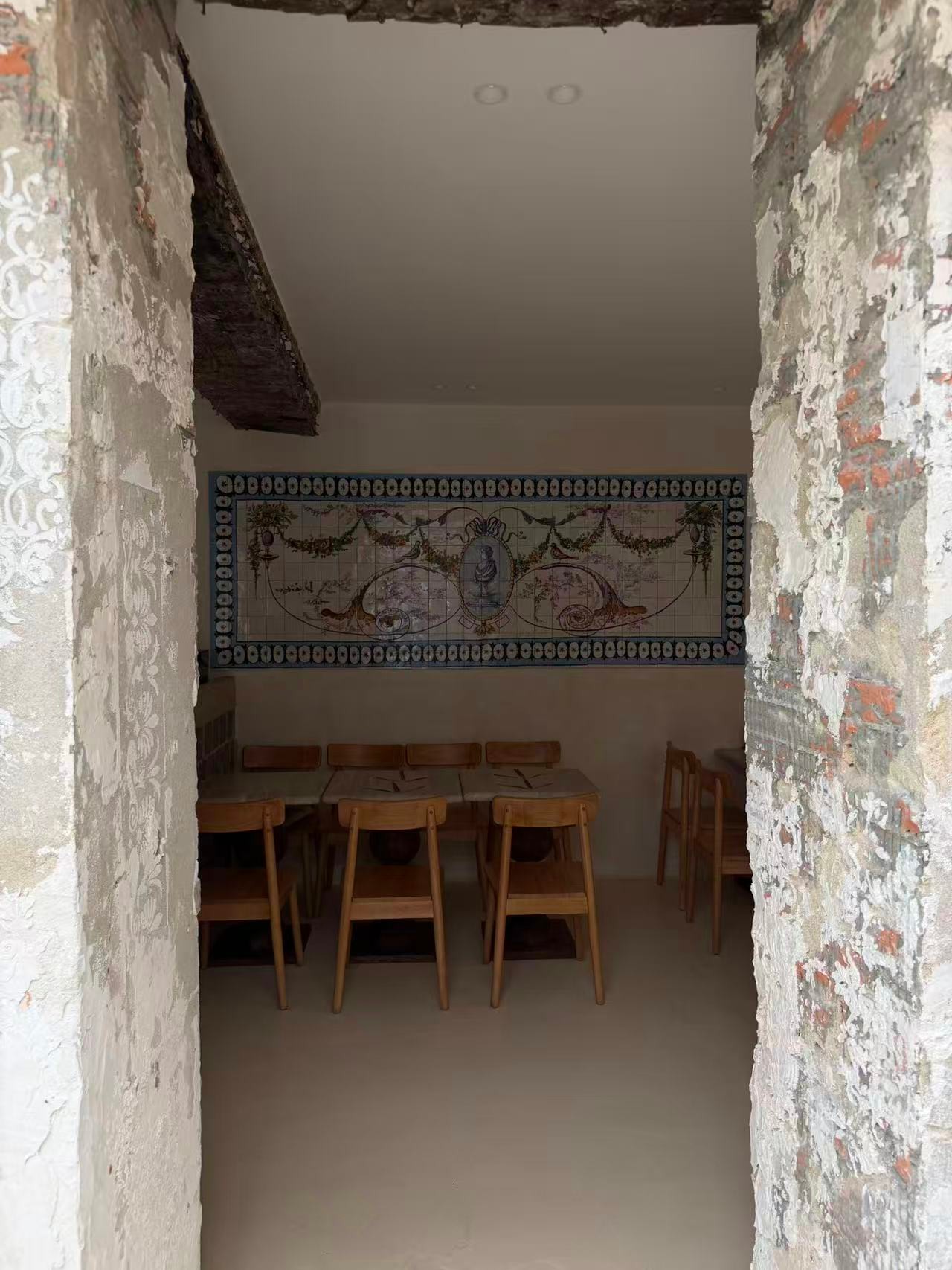Table en travertin dressée avec céramiques sous mur bordeaux